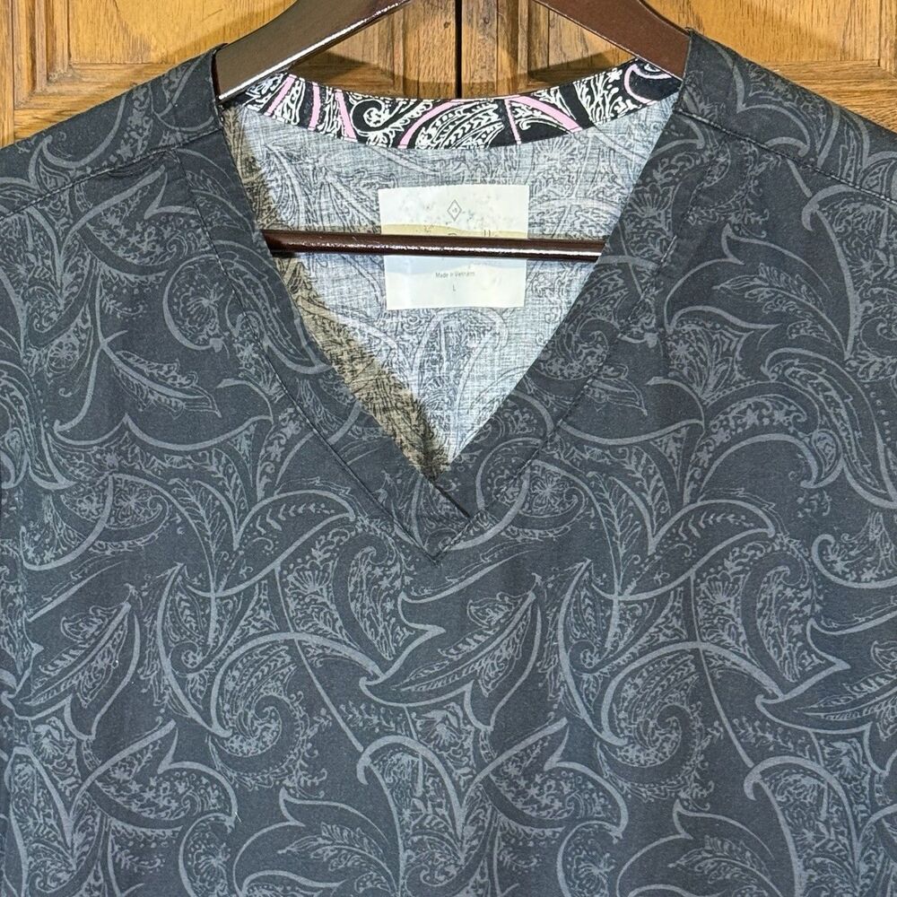 Vera Bradley Top Women's L Black Paisley Cotton Spandex 3 Pocket SS V-Neck Scrub